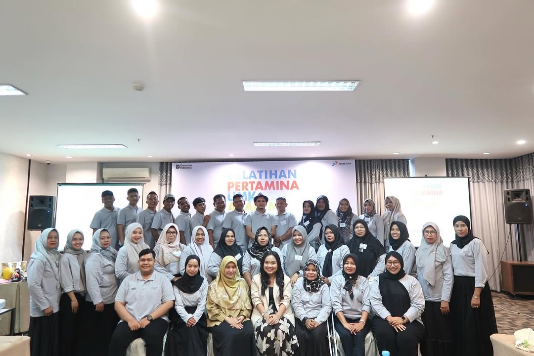 Senang sekali dan bangga bisa berbagi inspirasi pada Pelatihan Pertamina UMK Academy 2025 Sub Holding Upstream Region 1 Zona 1.

Dalam sesi Seri Go-Green UMK: Jalan Menuju Bisnis Ramah Lingkungan, saya berbagi penguatan kepada Bapak & Ibu pelaku UMK tentang bagaimana aksi lingkungan dapat menjadi strategi untuk diferensiasi bisnis yang berkelanjutan 🌱

Program Pertamina UMK Academy hadir untuk mempercepat pertumbuhan dan peningkatan kelas pelaku usaha mikro dan kecil (UMK), agar mampu bersaing di tingkat nasional maupun internasional. Inisiatif ini juga mendukung pencapaian SDGs, khususnya dalam menciptakan pekerjaan layak dan mendorong pertumbuhan ekonomi hijau 💚